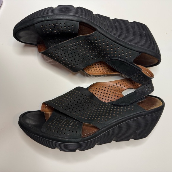Clarks Black Perforated Women Wedge Sandals Size 8 GUC, see photos for wear - Picture 3 of 8